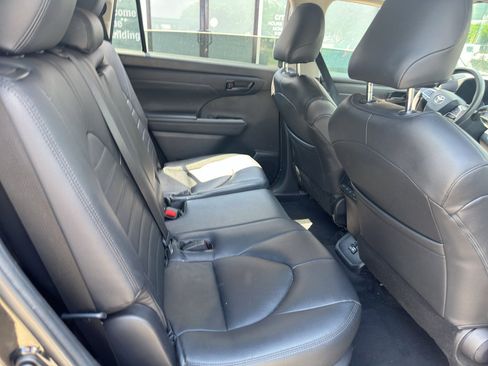 Used 2022 Toyota Highlander L FWD image 13