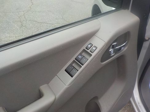 Used 2012 Nissan Frontier SV image 9