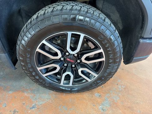 Used 2022 GMC Sierra 1500 AT4 w/ Technology Package image 10