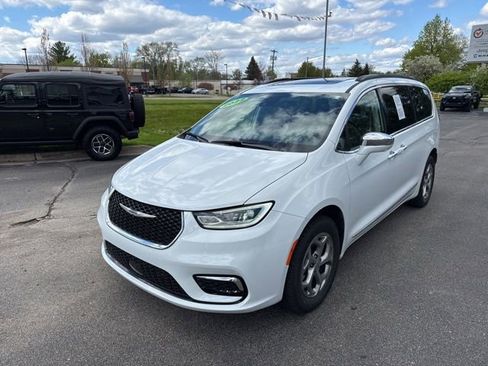 Used 2022 Chrysler Pacifica Limited AWD/4WD image 7