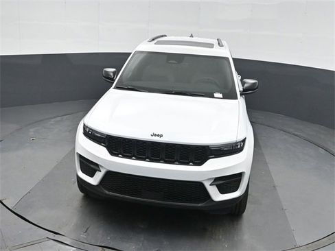 New 2025 Jeep Grand Cherokee Altitude image 33