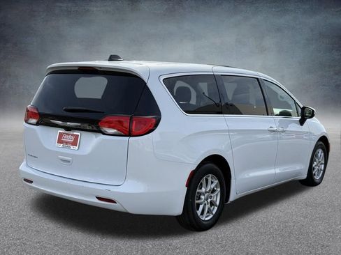 Used 2023 Chrysler Voyager LX image 3