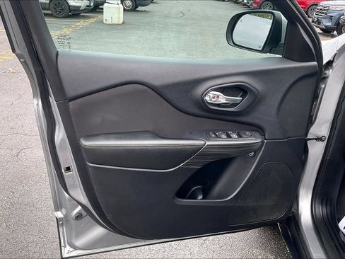 Used 2017 Jeep Cherokee Latitude w/ Safety/Convenience Group FWD image 22