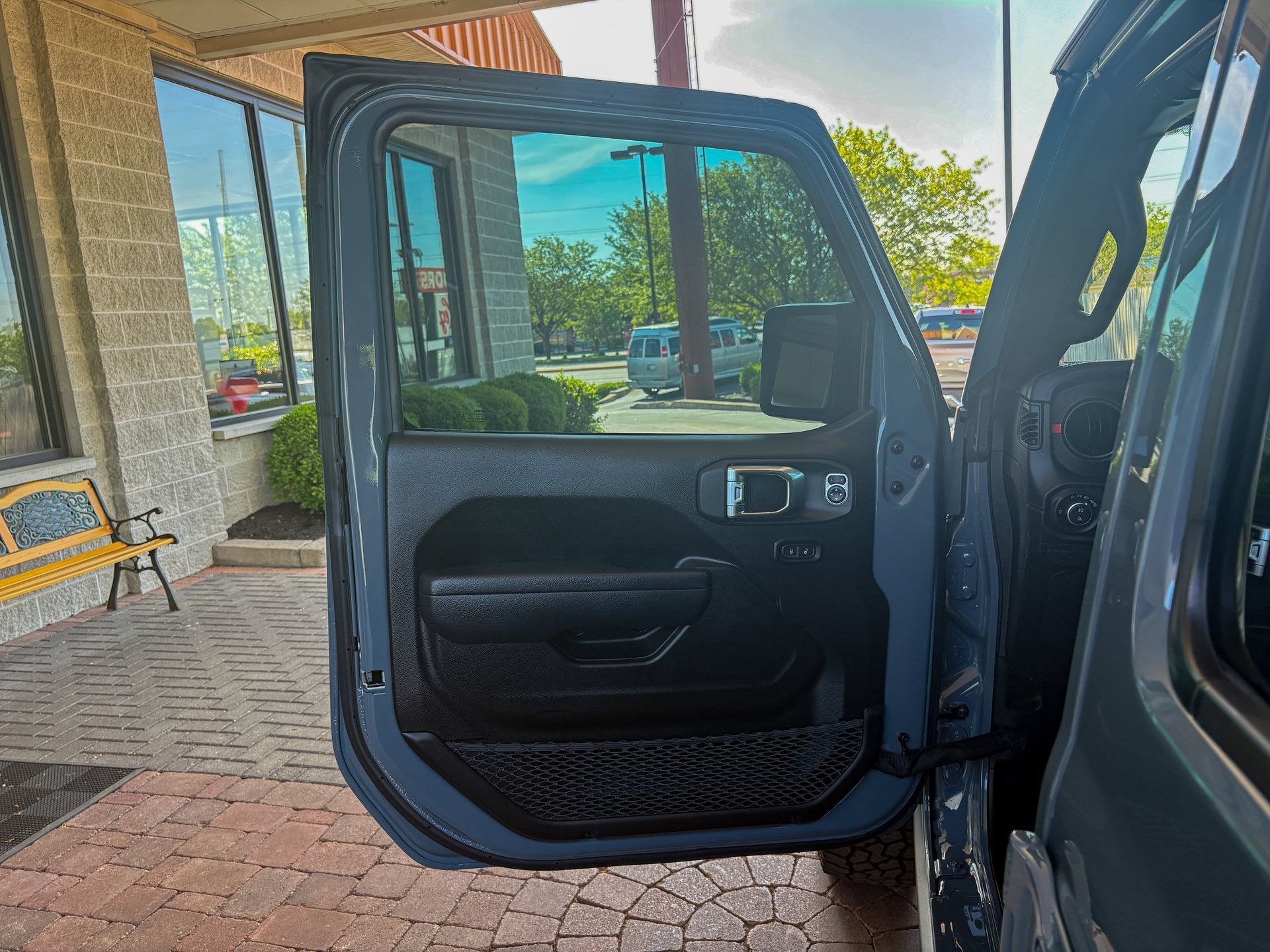 Used 2025 Jeep Gladiator Rubicon w/ Convenience Group AWD/4WD image 17