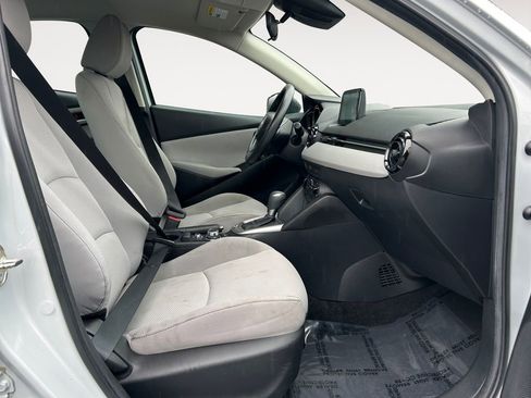 Used 2020 Toyota Yaris L image 11