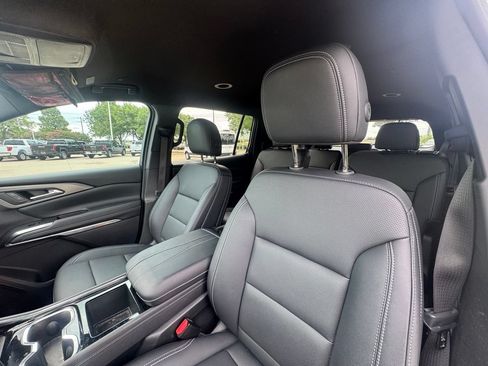 Used 2025 Chevrolet Traverse LT w/ Driver Confidence Package FWD image 5