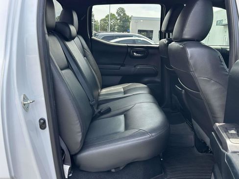 Used 2017 Toyota Tacoma TRD Sport w/ Premium & Technology Package AWD/4WD image 7