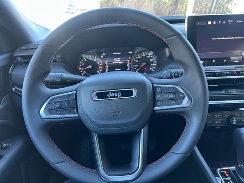 Used 2025 Jeep Compass Trailhawk image 27