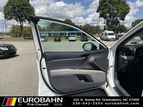 Used 2022 Toyota Camry SE image 9