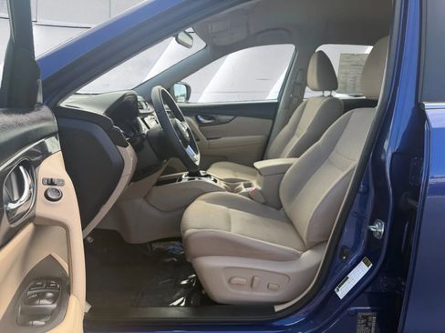 Used 2018 Nissan Rogue SV image 9