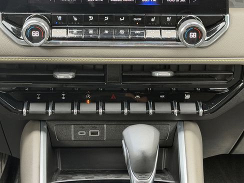 Used 2024 Chevrolet Colorado ZR2 w/ ZR2 Bison Edition image 24