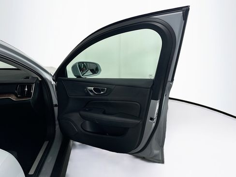 Used 2025 Volvo V60 B5 Cross Country Plus image 33