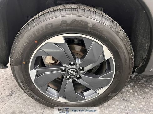 Used 2025 Nissan Rogue SV AWD/4WD image 15