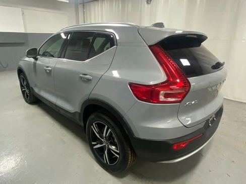 Used 2025 Volvo XC40 B5 Core image 2