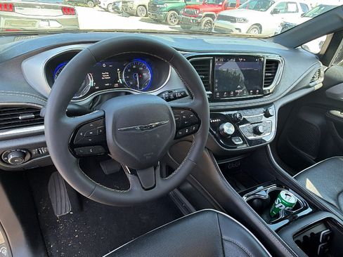 Used 2025 Chrysler Pacifica Limited FWD image 25
