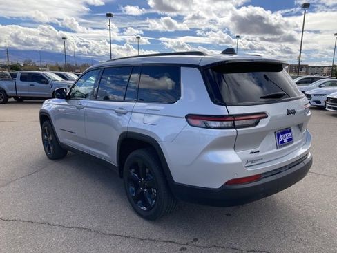 Used 2023 Jeep Grand Cherokee L Laredo image 9