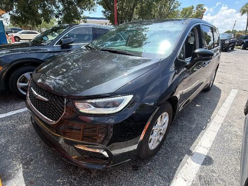 Used 2023 Chrysler Pacifica Touring-L FWD image 2