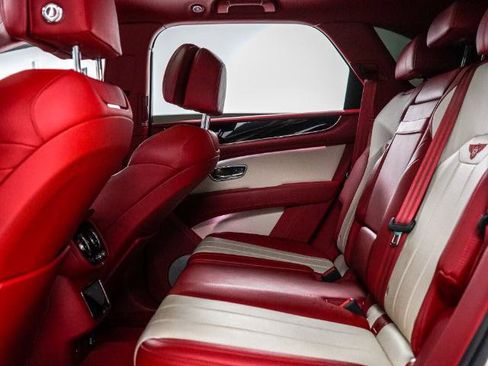 Used 2021 Bentley Bentayga AWD/4WD image 28