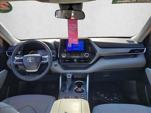 Used 2024 Toyota Highlander LE image 18