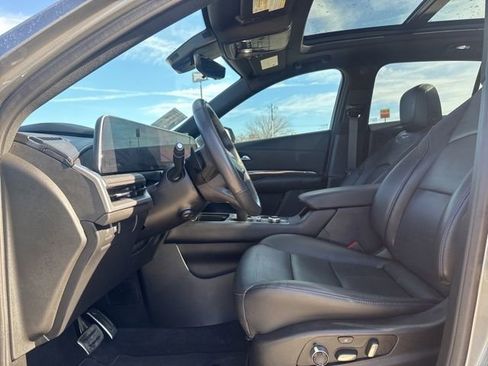 Used 2024 Cadillac XT4 Sport image 2