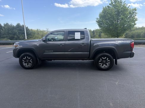 Used 2019 Toyota Tacoma TRD Off-Road w/ Technology Package AWD/4WD image 15