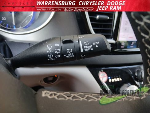 Used 2024 Chrysler Pacifica Touring-L image 15