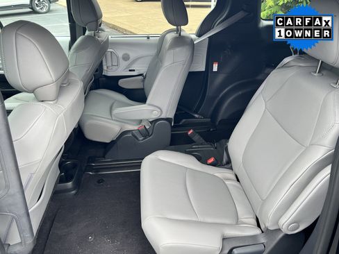 Used 2025 Toyota Sienna XLE FWD image 11