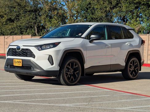 Used 2022 Toyota RAV4 LE image 8