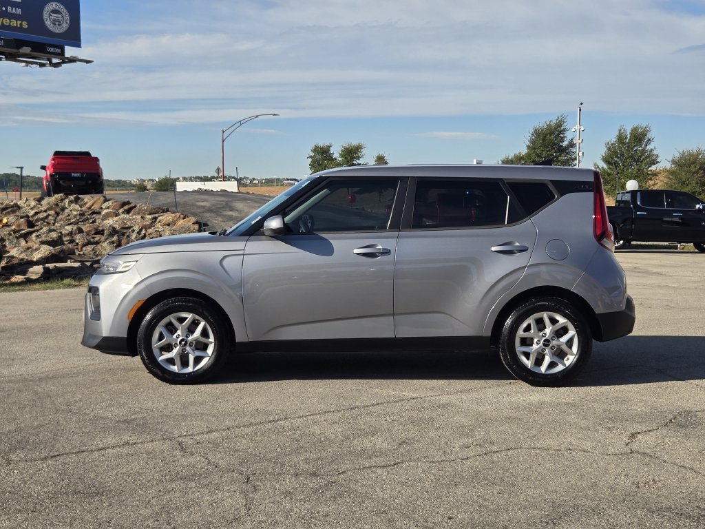 Used 2022 Kia Soul LX w/ Technology Package FWD image 4