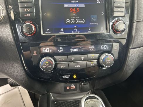 Used 2020 Nissan Rogue SV image 16