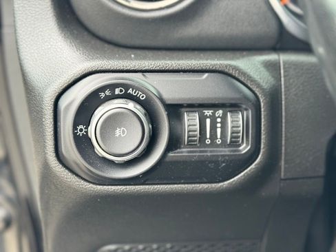 Used 2022 Jeep Wrangler Unlimited Sahara AWD/4WD image 22