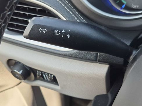 Used 2023 Chrysler Pacifica Touring-L FWD image 24