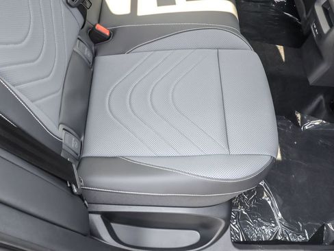 Used 2025 Volkswagen Tiguan SE image 33