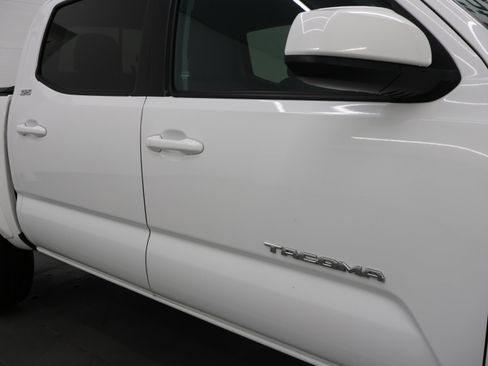 Used 2018 Toyota Tacoma SR5 AWD/4WD image 23