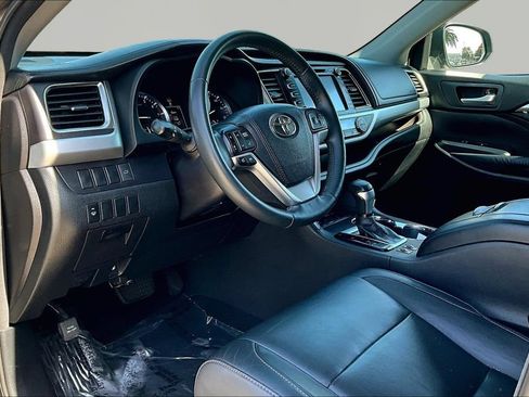 Used 2016 Toyota Highlander XLE FWD image 18