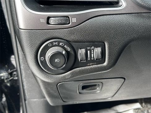 Used 2021 Jeep Cherokee Latitude Plus image 20