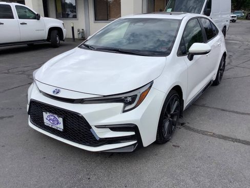 Used 2025 Toyota Corolla SE w/ SE Premium Package AWD/4WD image 3