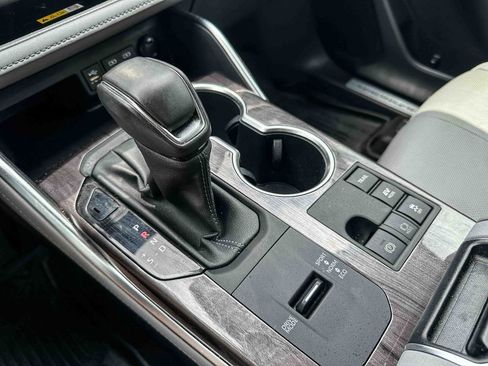 Used 2023 Toyota Highlander Limited image 35