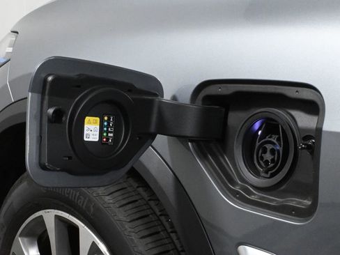 Used 2025 BMW X5 xDrive50e w/ Parking Assistance Package image 14