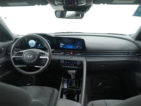 Used 2025 Hyundai Elantra SEL image 13