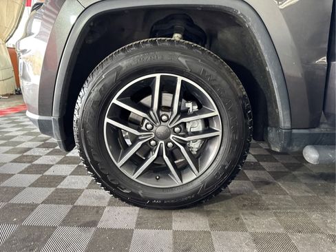 Used 2019 Jeep Grand Cherokee Limited image 20