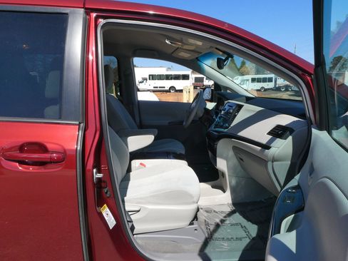 Used 2011 Toyota Sienna LE image 23