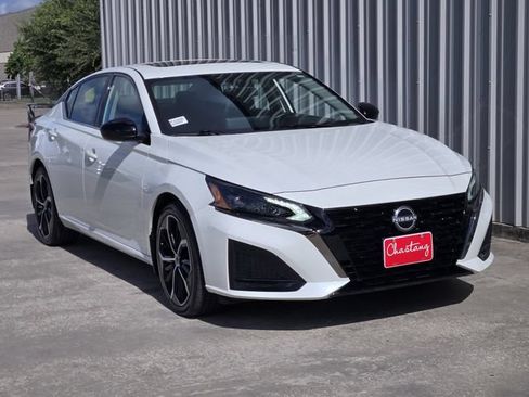 Used 2025 Nissan Altima 2.5 SR w/ SR Premium Package FWD image 5