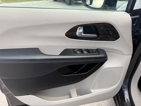 Used 2023 Chrysler Pacifica Limited FWD image 11