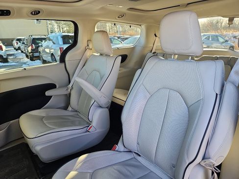 Used 2021 Chrysler Pacifica Limited w/ Uconnect Theater Family Group image 25