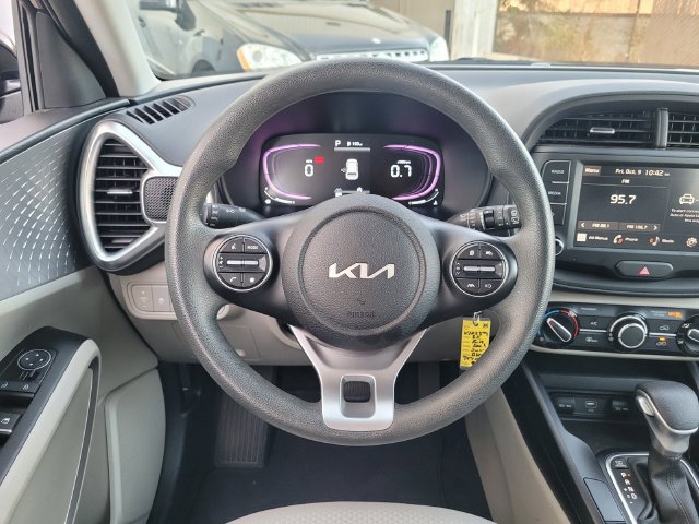 Used 2025 Kia Soul LX w/ LX Technology Package FWD image 17