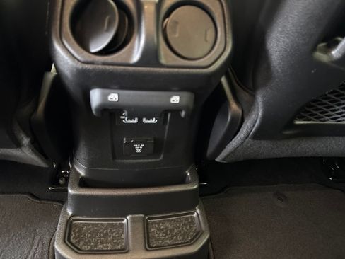 Used 2024 Jeep Wrangler High Altitude AWD/4WD image 31