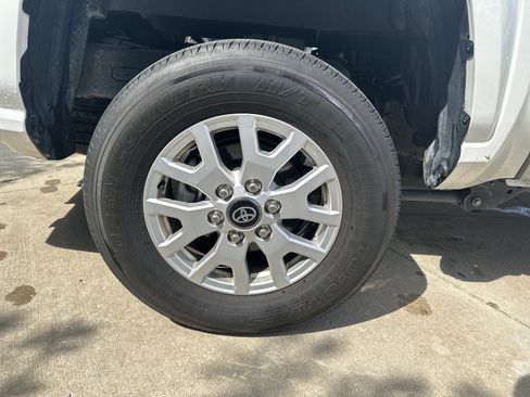Certified 2025 Toyota Tacoma SR5 AWD/4WD image 34