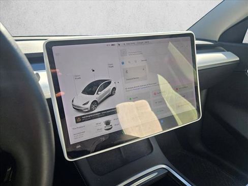Used 2021 Tesla Model Y Long Range image 16
