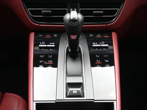 Used 2024 Porsche Macan AWD/4WD image 23